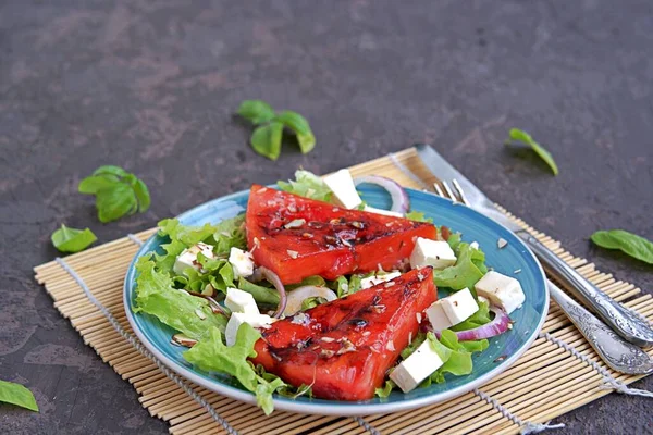 Letní Salát Melounového Grilu Sýra Feta Cibule Oblečený Balzamikovým Octem — Stock fotografie