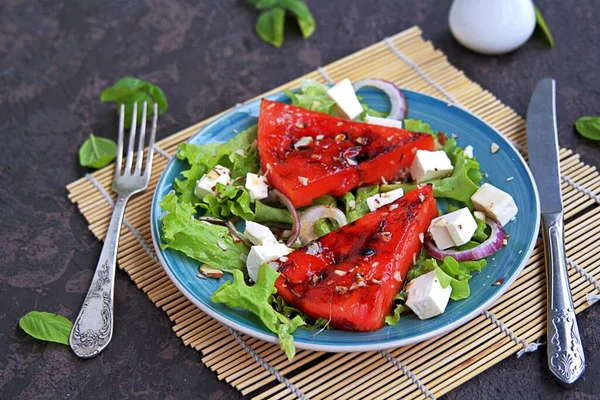 Letní Salát Melounového Grilu Sýra Feta Cibule Oblečený Balzamikovým Octem — Stock fotografie