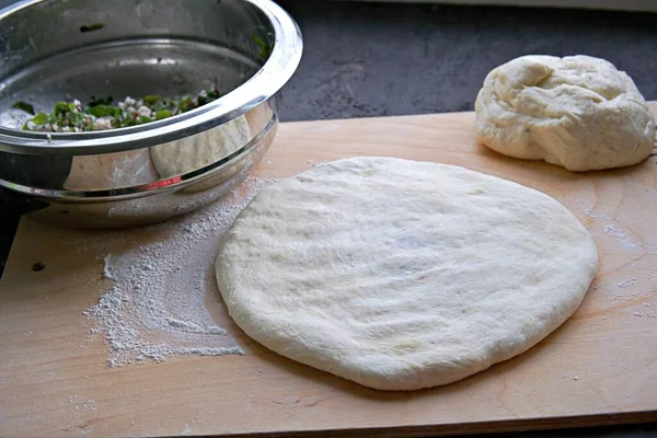 用甜菜和奶酪做奥塞梯派第三步为奥塞梯人的派在一个薄薄的蛋糕与填充滚动小方块 白种人料理一步一步的菜谱卡 — 图库照片