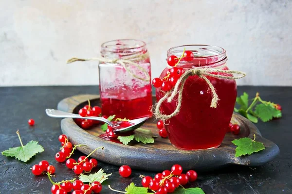 Marmellata Ribes Rosso Vasi Vetro Ricci Uno Sfondo Cemento Nero — Foto Stock