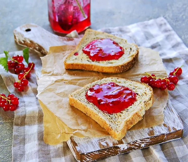 Croccante Pane Tostato Grano Con Marmellata Ribes Rosso Una Tavola — Foto Stock