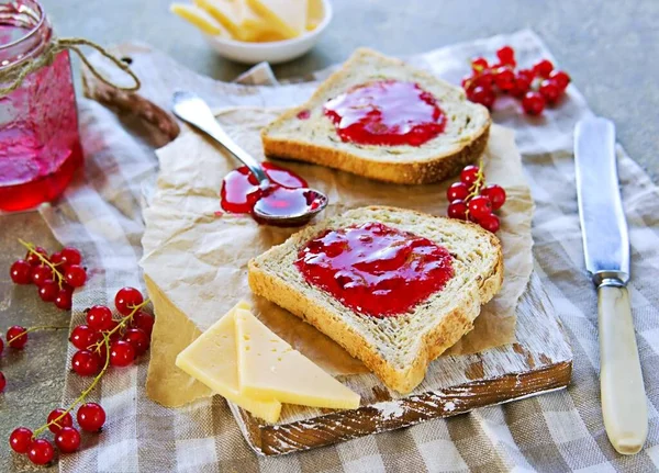 Croccante Pane Tostato Grano Con Marmellata Ribes Rosso Formaggio Una — Foto Stock