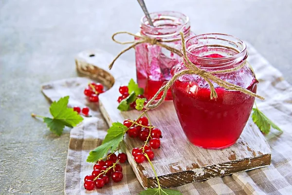 Hausgemachte Rote Johannisbeermarmelade Lockigem Glas Auf Hellgrauem Betongrund Marmeladenrezepte Beeren — Stockfoto