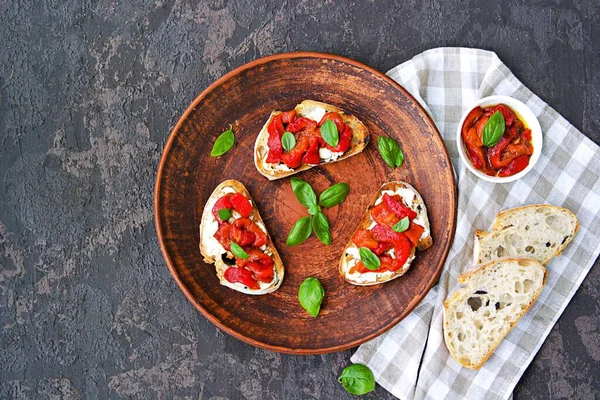 Bruschetta Baked Red Pepper Cream Cheese Fresh Basil Clay Plate — Stock Photo, Image