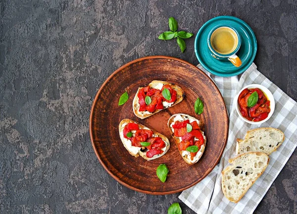 Open Sandwiches Cream Cheese Baked Sweet Pepper Fresh Basil Brown — Stock Photo, Image