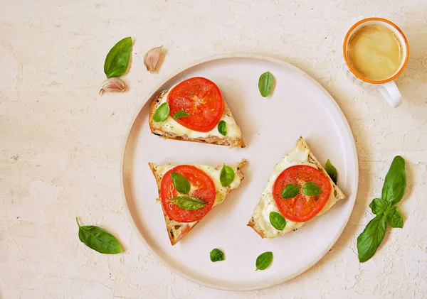 배경에는 모차렐라 토마토 뜨거운 샌드위치 놓는다 이탈리아 — 스톡 사진