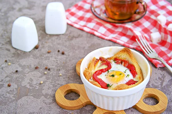 Café Manhã Ovo Assado Com Queijo Pimenta Doce Pão Uma — Fotografia de Stock