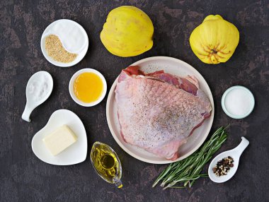 Ayva ile pişmiş hindi pişirmek için hazırlanan malzemeler. Şükran Günü Tarifleri.