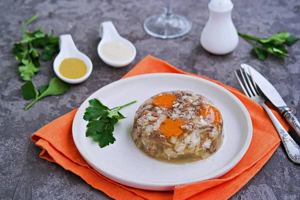 Aperitivo Frío Gelatina Porcionada Cerdo Carne Res Pollo Plato Arcilla — Foto de Stock