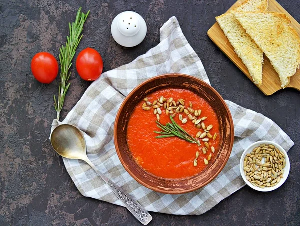 Sopa Creme Pimentão Doce Cozido Forno Tomate Boliche Barro Fundo — Fotografia de Stock