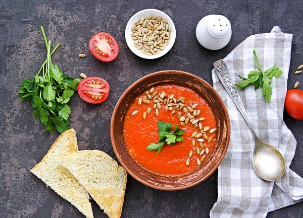 Sopa Creme Pimentão Doce Cozido Forno Tomate Boliche Barro Fundo — Fotografia de Stock