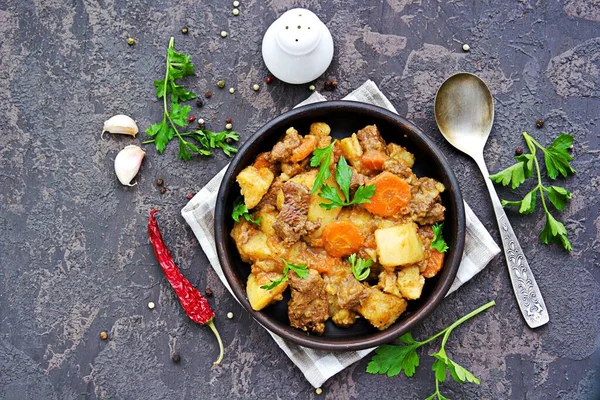 Assado Carne Cozida Com Batatas Cenouras Uma Tigela Barro Marrom — Fotografia de Stock