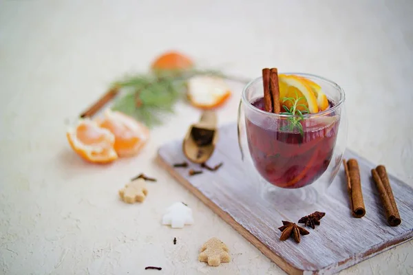 Glühwein Verwarmde Rode Wijn Met Verschillende Kruiden Plakjes Sinaasappel Appel — Stockfoto