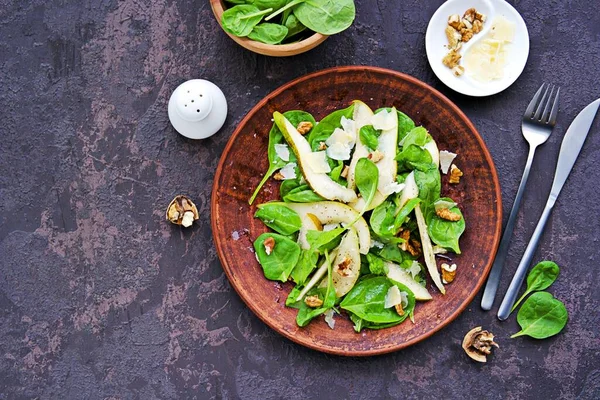 Ensalada Verde Espinacas Frescas Pera Jugosa Nueces Parmesano Plato Arcilla —  Fotos de Stock