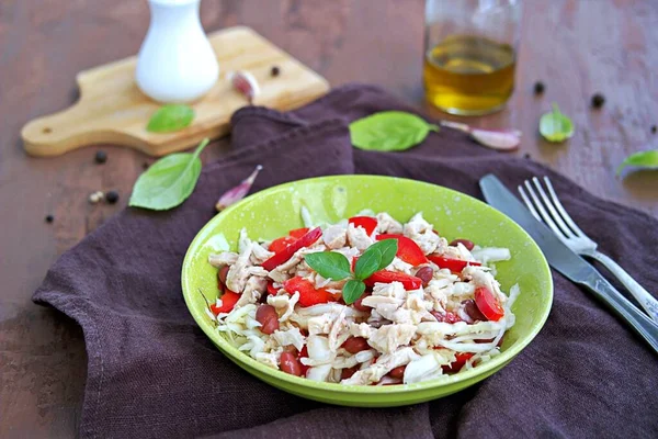 Salada Repolho Branco Frango Cozido Pimentão Doce Vermelho Feijão Marrom — Fotografia de Stock