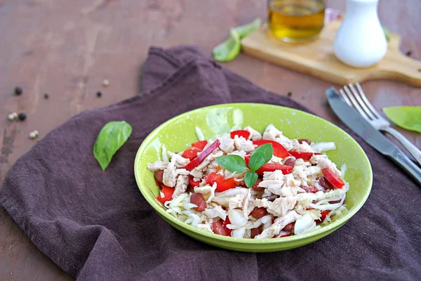 Salada Repolho Branco Frango Cozido Pimentão Doce Vermelho Feijão Marrom — Fotografia de Stock