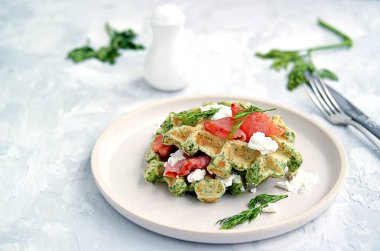 Hafif akşam yemeği, öğle yemeği ya da brunch tuzlu somon ve krem peynirli ıspanaklı waffle. Sağlıklı yemek..