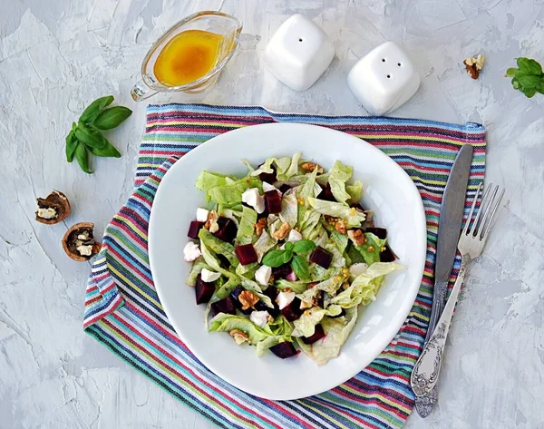 Ensalada Verde Con Remolacha Hervida Feta Nueces Plato Blanco Sobre —  Fotos de Stock