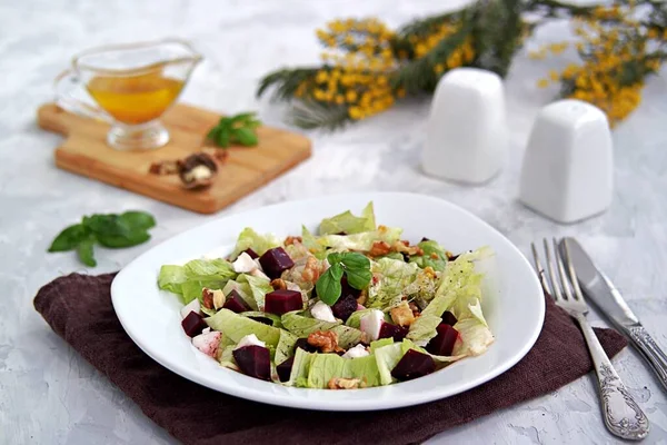 Ensalada Verde Con Remolacha Hervida Feta Nueces Plato Blanco Sobre —  Fotos de Stock