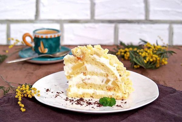 传统的意大利甜点 自制的米莫萨蛋糕 饼干蛋糕加奶油 奶油和菠萝 — 图库照片