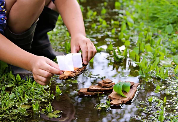 Niño Juega Con Barcas Caseras Arroyo Después Lluvia Artesanía Infantil —  Fotos de Stock