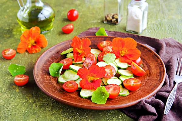 Ensalada Verano Con Pepino Fresco Tomates Cherry Flores Capuchina Plato —  Fotos de Stock