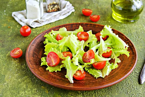 Warm Salad Fried Chicken Fillet Lettuce Cherry Tomatoes Brown Clay — Stock Photo, Image