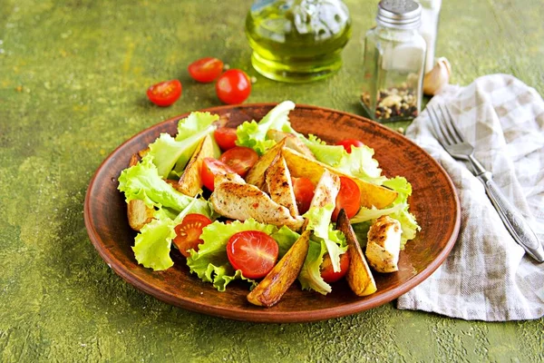 Ensalada Caliente Con Filete Pollo Frito Lechuga Tomates Cherry Plato —  Fotos de Stock