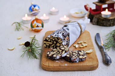 Tatlı, çikolatalı salam. Yeni yılda kurabiye ve kaju fıstığı. Ve Noel stili. Pişirmeden tatlılar.