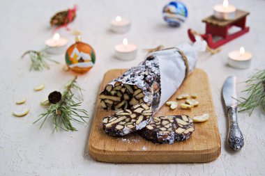 Tatlı, çikolatalı salam. Yeni yılda kurabiye ve kaju fıstığı. Ve Noel stili. Pişirmeden tatlılar.