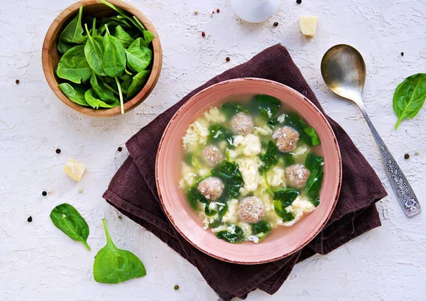 Zelfgemaakte Italiaanse Bruiloft Soep Met Gehaktballen Verse Spinazie Parmezaanse Kaas — Stockfoto