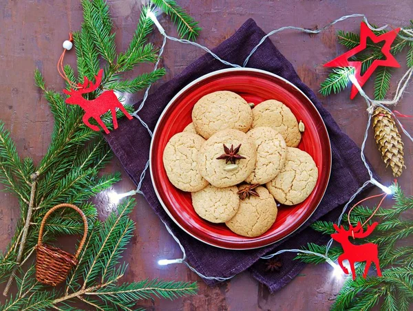 Hausgemachte Zuckerplätzchen Mit Kardamom Neujahrs Und Weihnachtsstil Auf Dem Roten — Stockfoto