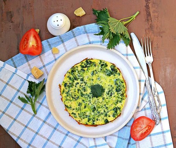 Petit Déjeuner Omelette Aux Orties Sur Une Plaque Argile Blanche — Photo