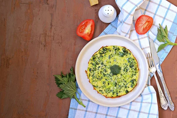 Śniadanie Omlet Pokrzywą Białym Glinianym Talerzu Zdrowe Jedzenie Jedzenie Dzikich — Zdjęcie stockowe