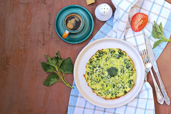 Frühstück Omelett Mit Brennnesseln Auf Einem Weißen Teller Gesunde Ernährung — Stockfoto