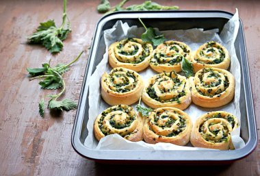 Isırgan otlu ev yapımı mayalı çörekler, yeşil soğan, peynir ve yumurta. Boşluğu kopyala.