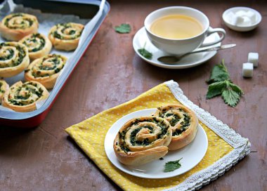 Isırgan otlu ev yapımı mayalı çörekler, yeşil soğan, peynir ve yumurta. Boşluğu kopyala.