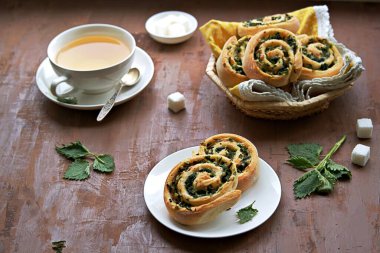 Isırgan otlu ev yapımı mayalı çörekler, yeşil soğan, peynir ve yumurta. Boşluğu kopyala.