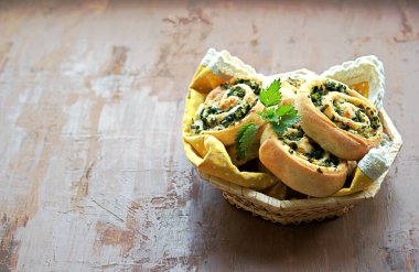 Isırgan otlu ev yapımı mayalı çörekler, yeşil soğan, peynir ve yumurta. Boşluğu kopyala.