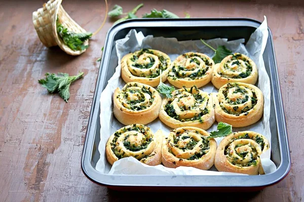 Isırgan otlu ev yapımı mayalı çörekler, yeşil soğan, peynir ve yumurta. Boşluğu kopyala.