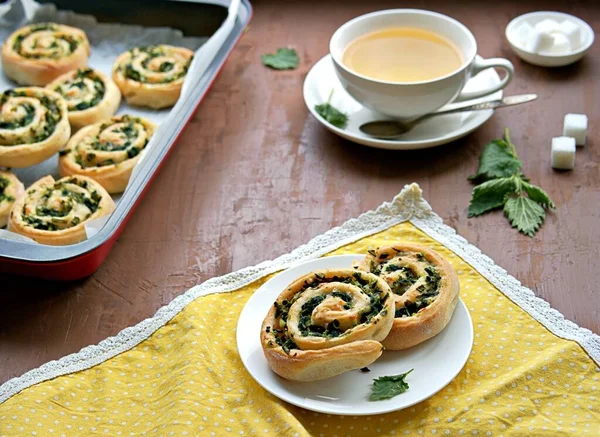 Isırgan otlu ev yapımı mayalı çörekler, yeşil soğan, peynir ve yumurta. Boşluğu kopyala.