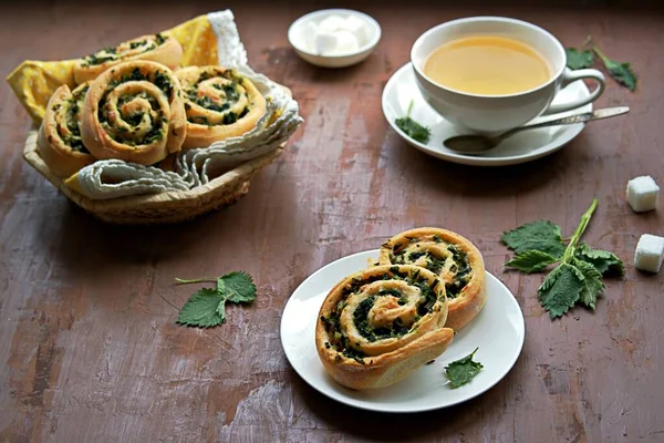 Isırgan otlu ev yapımı mayalı çörekler, yeşil soğan, peynir ve yumurta. Boşluğu kopyala.