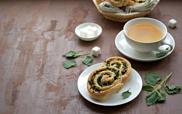 Isırgan otlu ev yapımı mayalı çörekler, yeşil soğan, peynir ve yumurta. Boşluğu kopyala.
