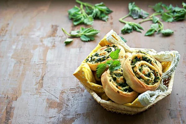 Isırgan otlu ev yapımı mayalı çörekler, yeşil soğan, peynir ve yumurta. Boşluğu kopyala.