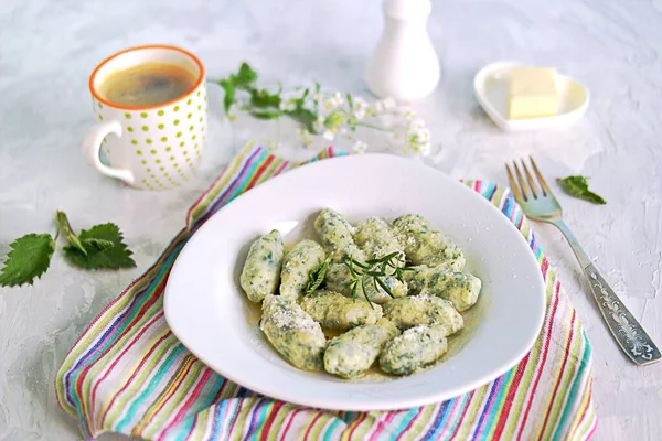 Gnocchi Albóndigas Con Ortiga Espinaca Sobre Plato Blanco Sobre Fondo —  Fotos de Stock