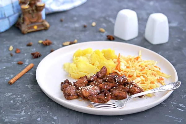 Frango Picado Estilo Indiano Pegajoso Com Prato Lateral Batatas Cozidas — Fotografia de Stock