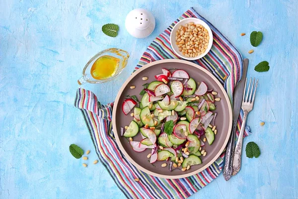 Ensalada Ligera Rábano Crujiente Pepino Hojas Menta Con Aderezo Cítricos —  Fotos de Stock