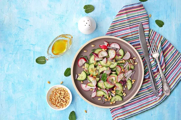 Ensalada Ligera Rábano Crujiente Pepino Hojas Menta Con Aderezo Cítricos —  Fotos de Stock