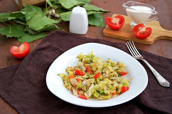 Repolho Frito Com Tomates Uma Chapa Branca Contexto Marrom Escuro — Fotografia de Stock