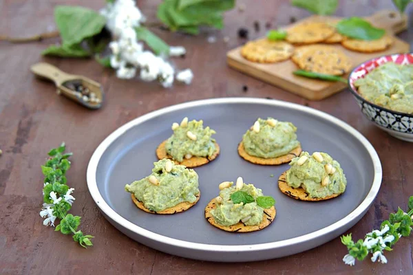 Snack Grüner Erbsenaufstrich Mit Mandeln Und Basilikum Auf Ungesüßten Crackern — Stockfoto